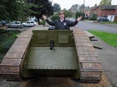 组图：英军事迷家外放坦克引众邻居震惊